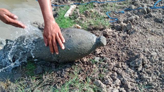 Pemancing Blora temukan benda mirip rudal kuno di pinggiran Sungai Bengawan Solo. (Foto: Liputan6.com/Istimewa)