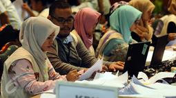 Petugas memeriksa data hasil penghitungan suara Pilkada DKI Jakarta putaran kedua dari formulir C1 di Auditorium Bina Karna, Kamis (20/4). Formulir C1 dari total 13.034 TPS di Jakarta akan di-scan dan diverifikasi. (Liputan6.com/Helmi Fithriansyah)