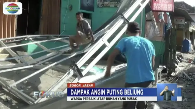 Warga kebanyakan tetap memilih bertahan di rumah masing-masing sambil melakukan perbaikan.