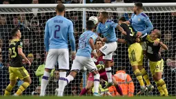 Bek Manchester City, Nicolas Otamendi mencetak gol ke gawang Southampton pada babak ketiga  Carabao Cup 2019/2020 di Stadion Etihad, Selasa (29/10/2019). Manchester City melaju mulus ke perempat final setelah menang 3-1 atas Southampton. (AP/Rui Vieira)