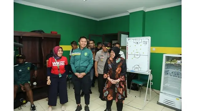 7 Potret Wali Kota Surabaya Tri Rismaharini Dukung Penuh Persebaya Surabaya