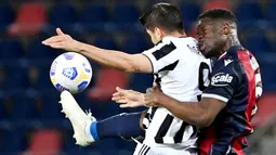 Striker Juventus, Alvaro Morata, berebut bola dengan pemain Bologna, Bakary Adama, pada laga Liga Italia di Stadion Renato-Dall'Ara, Minggu (23/5/2021). Juventus menang dengan skor 4-1. (AFP/Andreas Solaro)