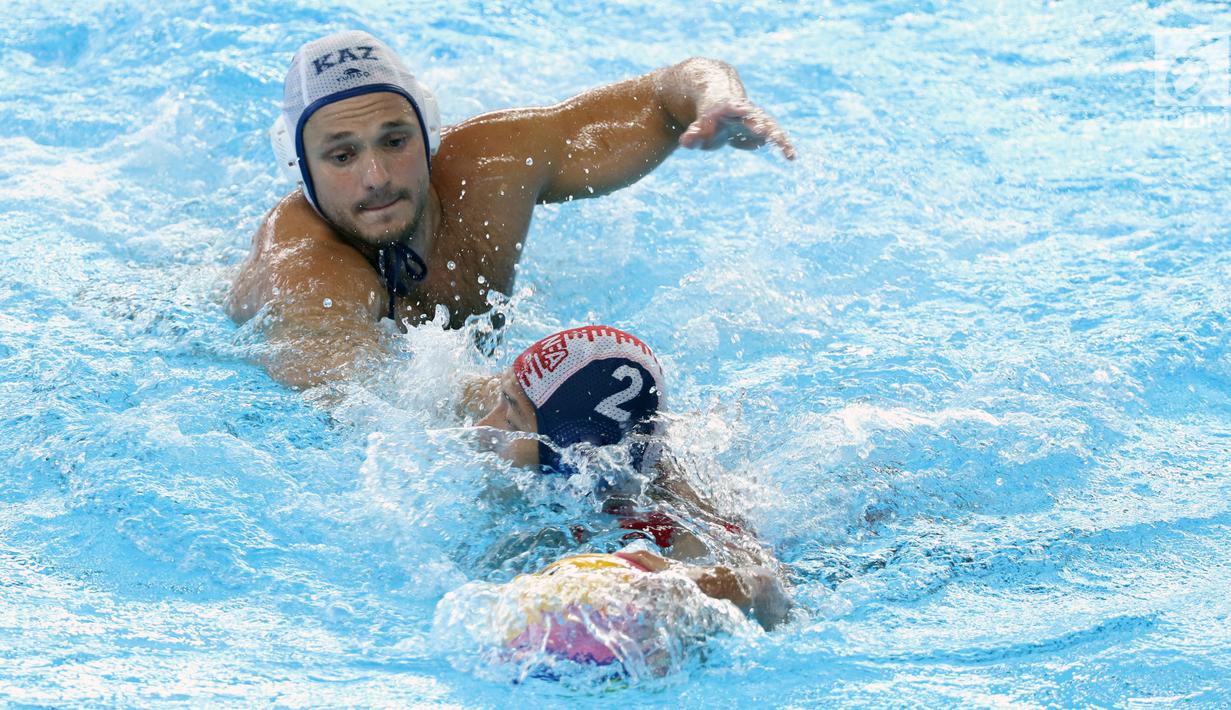 Pemain Polo Air Putra Indonesia, Beby Willy EP Tarigan (kiri) menghindari kawalan Miras Aubakirov (Kazakhstan) pada perempat final Polo Air Putra Asian Games 2018 di Stadion Akuatik GBK Jakarta, Kamis (30/8). (Liputan6.com/Helmi Fithriansyah)