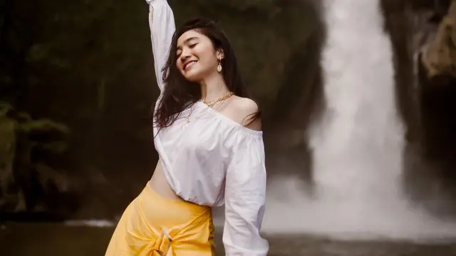 FOTO: Gaya Febby Rastanty Pakai Outfit Off Shoulder, Tampil Feminin