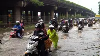 Sebagian ruas jalan ibukota tergenang banjir dengan kedalaman 40 hingga 70 centimeter, sementara lalin Jakarta pagi ini terpantau padat.