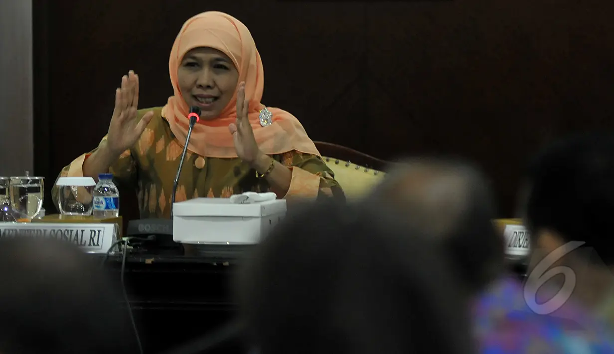 Menteri Sosial Khofifah Indar Parawansa memimpin rapat internal di Gedung Kementerian Sosial, Jakarta, Selasa (24/3/2015). Rapat tersebut membahas  distribusi beras miskin (raskin). (Liputan6.com/Johan Tallo)
