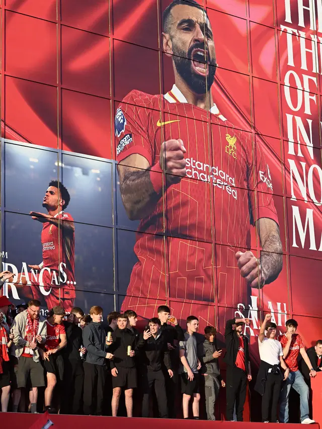 Resmi Juara Liga Inggris 2024/2025, Supporter Liverpool Serbu Stadion Anfield