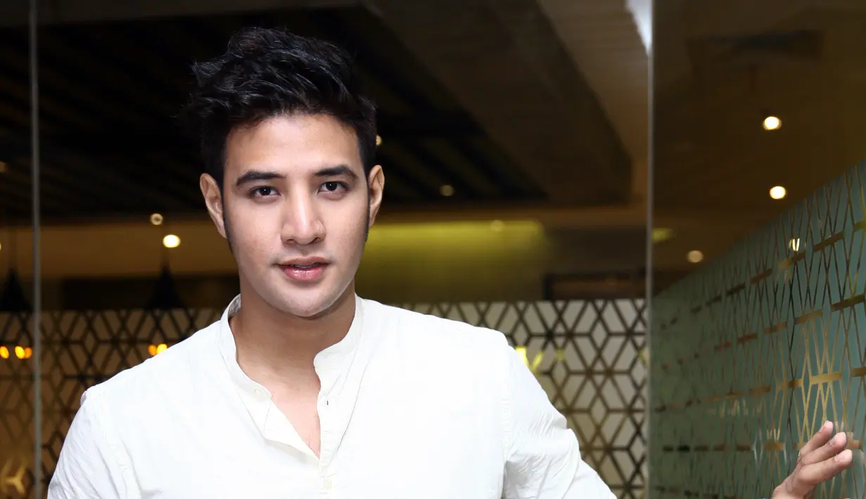 Ammar Zoni sudah menghirup udara bebas terkait kasus narkoba beberapa waktu lalu. Setelah mendekam ditahanan, kekasih Ranty Maria itu lantas menjalai rehabilitasi. (Nurwahyunan/Bintang.com)