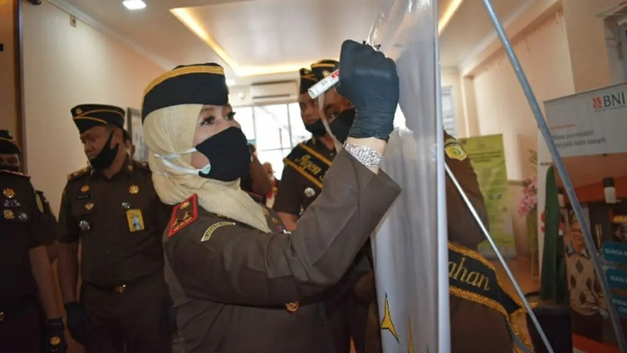Kepala Kejati Riau Dr Mia Amiati saat peresmian PTSP Kejari Pekanbaru dan pengenalan aplikasi SI Lancang Kuning.