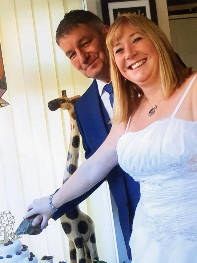 Potong Kue dengan Kapak Batu