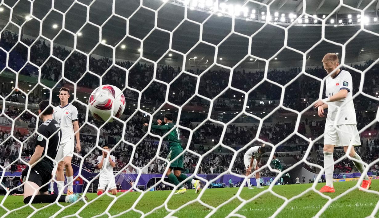 Laga baru berjalan sembilan menit, wasit Jumpei Iida dari Jepang sudah memberikan kartu merah kepada bek Kirgistan, Aizar Akmatov. Namun Arab Saudi baru bisa membuka keunggulan pada menit ke-35 lewat gol Mohamed Kanno. (AP Photo/Aijaz Rahi)