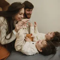 Ilustrasi saat orang tua sedang bermain dengan anaknya (Pexels.com/Arina Krasnikova)