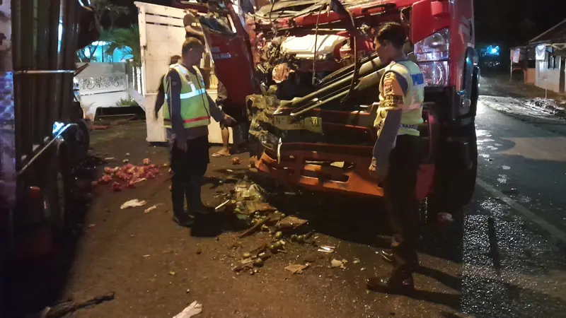Kondisi truk tangki pengangkut BBM rinsek akibat kecelakaan adu banteng  di Jalan Raya Jember- Banyuwangi (Istimewa)