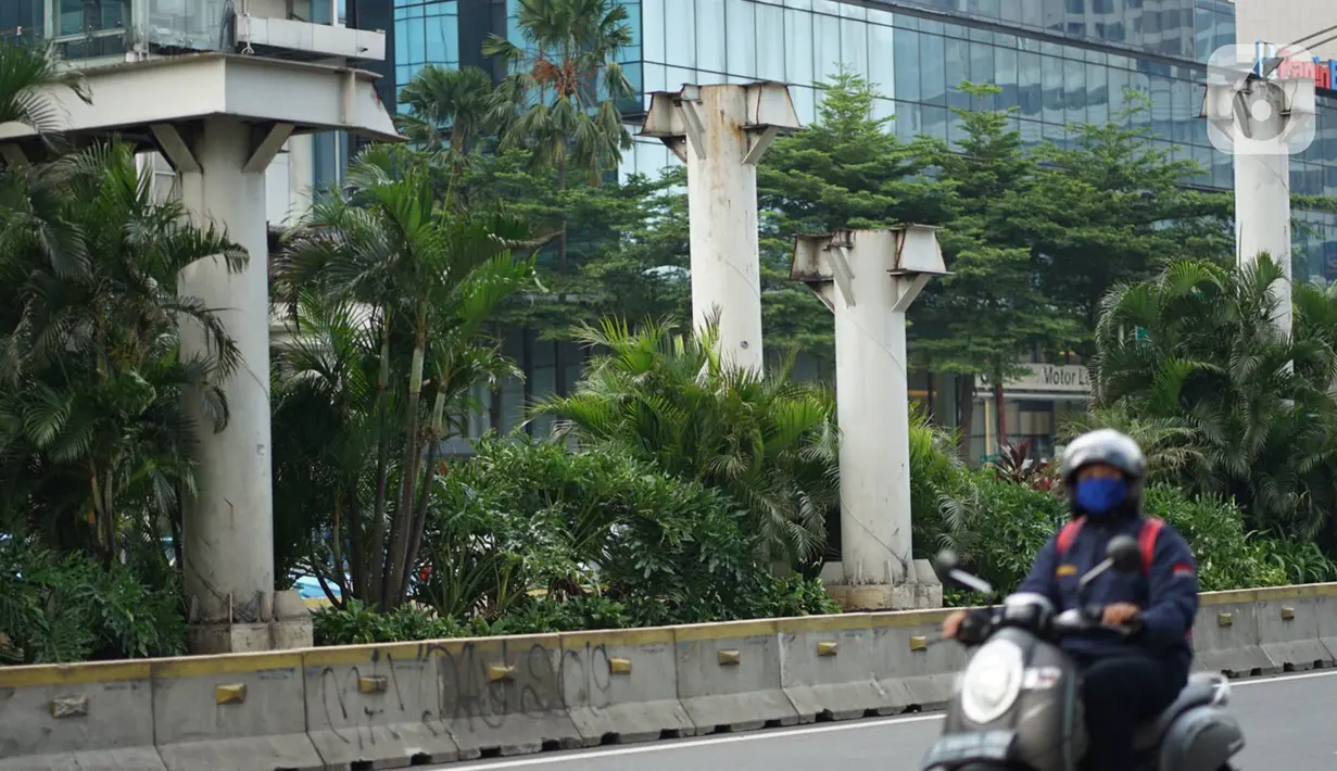 Tiang pancang bekas JPO Tosari menjulang di Jalan Jenderal Sudirman, Jakarta, Selasa (29/9/2020). JPO yang telah dibongkar dan berganti pelican crossing kondisinya dibiarkan terbengkalai, meskipun keberadaannya tidak berfungsi lagi serta mengganggu estetika kota. (Liputan6.com/Immanuel Antonius)