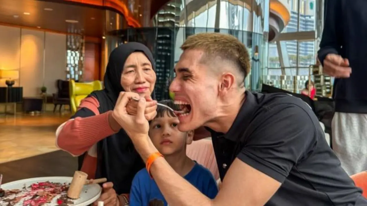 Potret Perayaan Ulang Tahun Mama Aisar Khaled (credit: https://www.instagram.com/aisar_khaledd/)