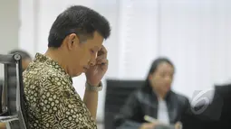Terdakwa kasus TransJakarta Drajad Adhyaksa mengikuti sidang pembacaan vonis di Pengadilan Tipikor, Jakarta, Jumat (6/3). Drajad divonis 5 tahun penjara dan denda Rp 250 juta atas kasus pengadaan bus Transjakarta tahun 2013. (Liputan6.com/Herman Zakharia)
