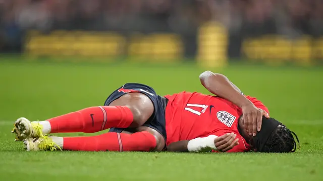 Noni Madueke tumbang di laga uji coba antara Inggris vs Uruguay di Stadion Wembley, Sabtu (28/03/2026) dini hari WIB.