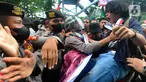 Mahasiswa berusaha menerobos barikade polisi yang dikerahkan dalam demonstrasi menolak kenaikan harga BBM di kawasan Patung Kuda, Jakarta, Kamis (8/9/2022). Sempat memanas, aksi saling dorong massa dengan petugas kepolisian pun tak terhindarkan. (merdeka.com/Arie Basuki)