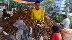 Pekerja mengolah singkong di sentra pengolahan bahan baku makanan ringan di Ciampea, Kabupaten Bogor, Jawa Barat, Minggu (26/7/2026). (KLY/ Arie Basuki)