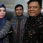 Indra Bekti dan istri saat tiba di KPI, Jakarta, Rabu (3/2/2016). Dalam konsultasi Indra Bekti ke KPI, ada pember‎itaan yang tidak berimbang dan pemberitaan yang belum punya dasar hukum. (Liputan6.com/Herman Zakharia)