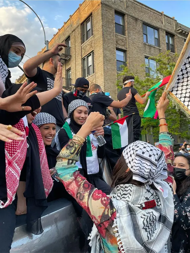 Bella Hadid berdemo membela Palestina. (Instagram/ bellahadid - https://www.instagram.com/p/CO6y8kotR8d/)