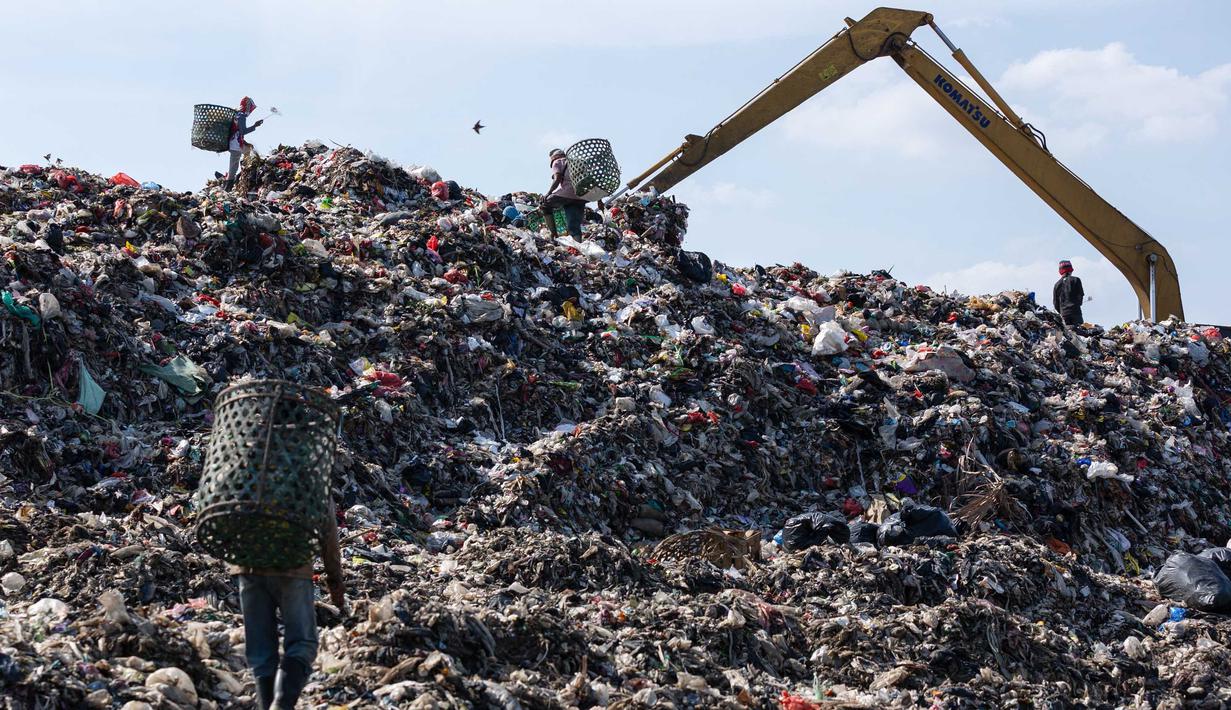 Seorang pemulung mengumpulkan barang-barang bekas seperti plastik di Tempat Pembuangan Akhir (TPA) Cipeucang, Tangerang Selatan, Banten, pada 2 September 2025 (Kristianto Purnomo/AFP)
