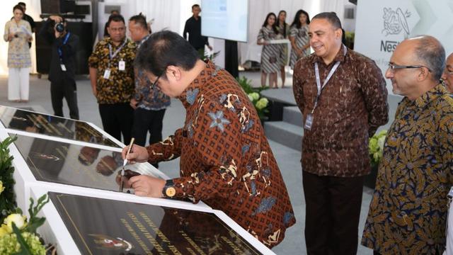 Menteri Perindustrian Airlangga Hartarto memberikan pidato saat seremoni Peletakan Batu Pertama dari Perluasan Pabrik Nestlé di Indonesia di Karawang, Jawa Barat pada Rabu (31/07/2019).