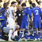 Sementara itu, Kovacic langsung mendapatkan perawatan dari tim medis Chelsea. (AFP/Oli Scarff)