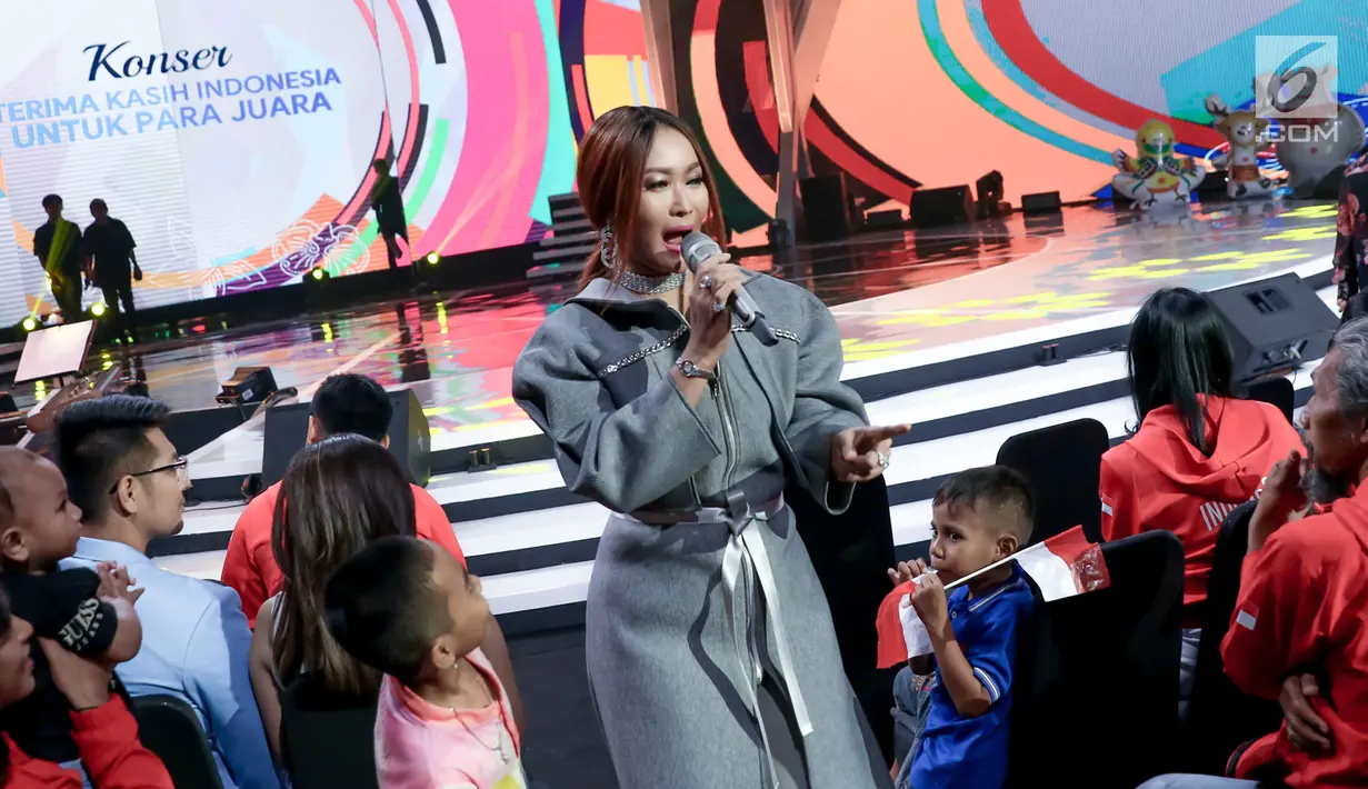 Pedangdut Inul Daratista meramaikan Konser Terima Kasih Indonesia untuk Para Juara di Studio 5 Indosiar, Selasa (4/9). Acara tersebut dalam rangka wujud apresiasi akan prestasi atlet selama pesta olahraga Asian Games 2018. (Liputan6.com/Immanuel Antonius)