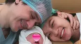 Patricia Gouw membagikan potret bahagia dirinya dan suami, Daniel Bertoli, ketika melihat sang buah hati sudah lahir ke dunia. Pasangan yang menikah pada Februari 2023 itu terlihat haru bahagia sambil mendekap baby Zoe yang sudah berpakaian hangat. (Liputan6.com/IG/@patriciagouw)
