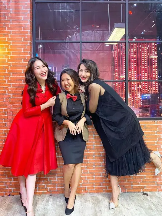 Ia melengkapi penampilannya dengan sepatu heels hitam dan pulasan makeup flawless dengan lipstik merah mencolok. (Instagram/ayutingting92).