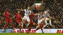Para pemain Liverpool dan West Bromwich berebut bola pada laga Liga Premier Inggris di Stadion Anfield, Inggris, Minggu (13/12/2015). (AFP/Phil Noble)