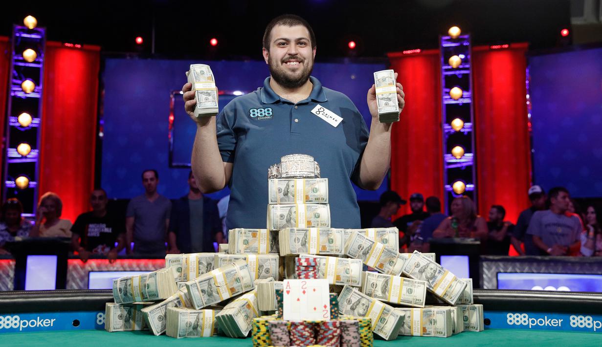 Scott Blumstein dari AS berpose untuk fotografer setelah memenangkan Kejuaraan Dunia Poker (World Series of Poker Main Event) di Las Vegas, Minggu (23/7). Scott berhasil membawa pulang 8.15 juta US Dolar atau sekitar Rp 106,7 miliar (AP Photo/John Locher)