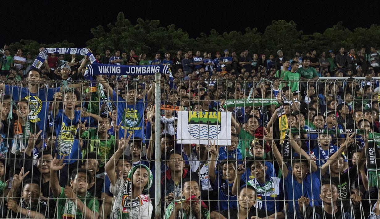 Pendukung Persib, Bobotoh, bersama pendukung Surabaya United, Bonek, mengangkat syal pada laga Piala Jenderal Sudirman di Gelora Delta Sidoarjo, Jawa Timur, Sabtu (21/11/2015). (Bola.com/Vitalis Yogi Trisna) 