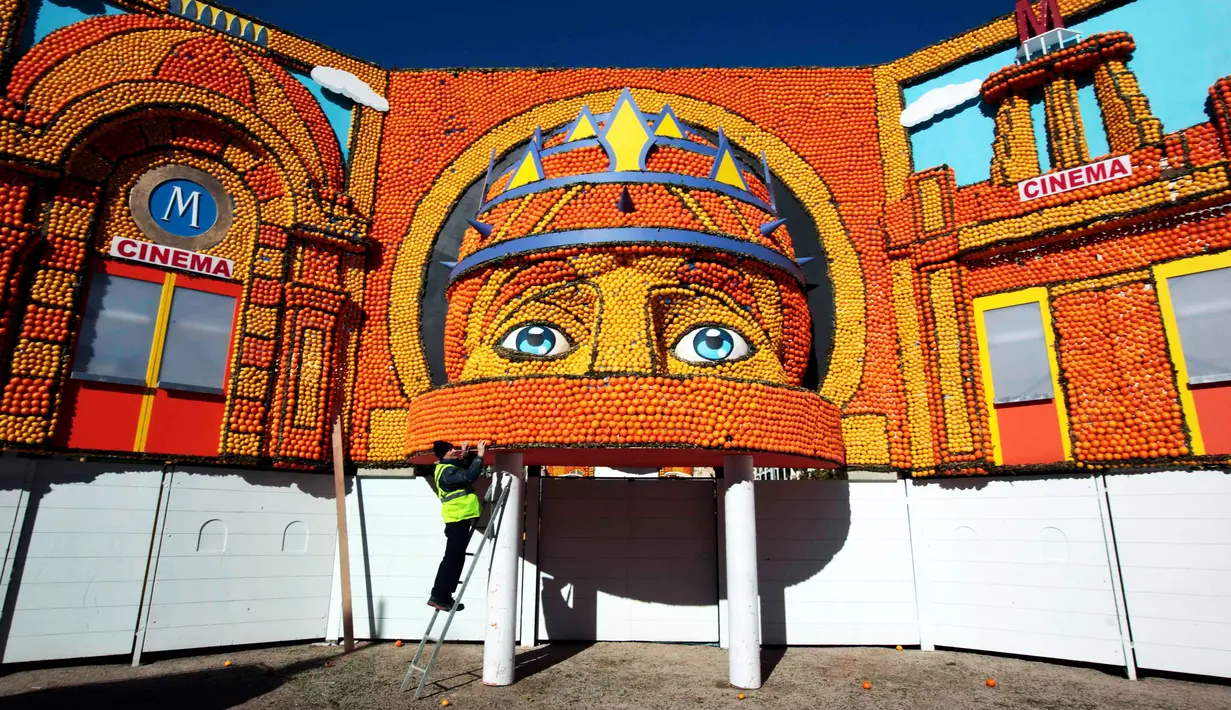Pekerja merapikan sebuah replika bangunan di festival lemon, Menton , Prancis (10/2). Festival yang ke- 83 ini  yang bertema " Cinecitta ". (REUTERS/Eric Gaillard)
