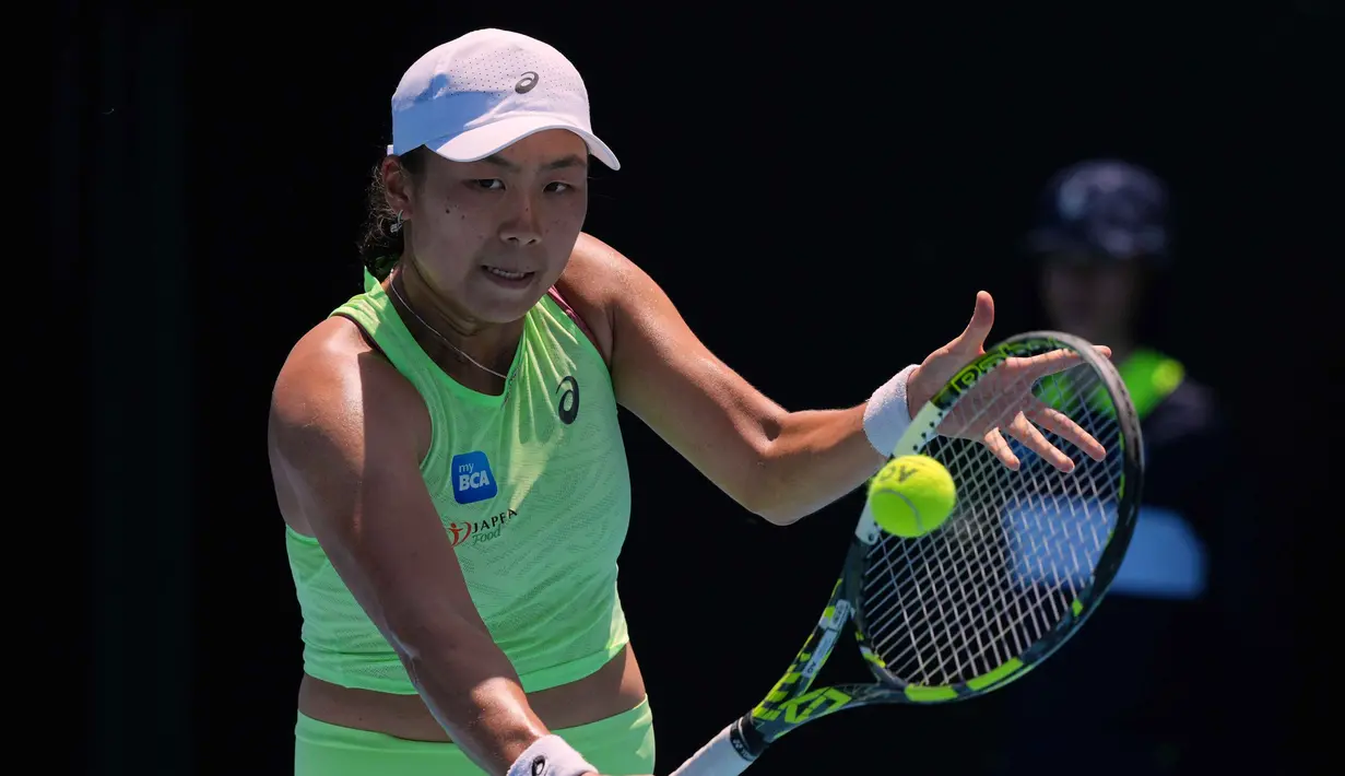 Petenis Indonesia, Janice Tjen melakukan pukulan backhand untuk mengembalikan bola ke Karolina Pliskova dari Republik Ceko selama pertandingan babak kedua tunggal putri turnamen tenis Australian Open 2026, di Melbourne, Kamis (22/1/2026). Langkah petenis Indonesia, Janice Tjen, di turnamen tenis Australian Open 2026 terhenti. (AP Photo/Dar Yasin)