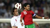 Striker Timnas Indonesia, Bambang Pamungkas melakukan duel udara dengan penyerang Timnas Iran, Ali Karimi dalam laga Kualifikasi Piala Dunia 2014 zona Asia di Stadion Azadi, Teheran pada 2 September 2011. (AFP/Javid Nikpour)
