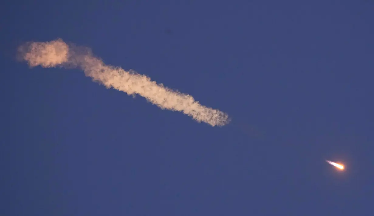 Pendorong roket Soyuz-2.1 dengan pesawat luar angkasa Soyuz MS-22 yang membawa kru baru ke Stasiun Luar Angkasa Internasional (ISS) terbang di angkasa dari kosmodrom Baikonur yang disewa Rusia, Kazakhstan, 21 September 2022. Amerika Serikat dan Rusia mengendalikan operasi hariannya di Stasiun Luar Angkasa Internasional. (AP Photo/Dmitri Lovetsky)