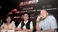 CEO ABM Enterprise Vivi Montolalu (kiri), GM Sentul International Circuit Lola Moenek (tengah), dan Perwakilan dari IMI (Ikatan Motor Indonesia) yang juga Pembalap, Ananda Mikola (kanan), berfoto bersama usai Press Conference jelang kejurnas ISSOM 2019. (Istimewa)