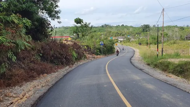 Kementerian Pekerjaan Umum dan Perumahan Rakyat (PUPR) melakukan pemeliharaan/preservasi 11 ruas jalan nasional sepanjang 515,77 km di Kabupaten Murung Raya dan Barito Utara, Kalimantan Tengah. (Dok. Kementerian PUPR)