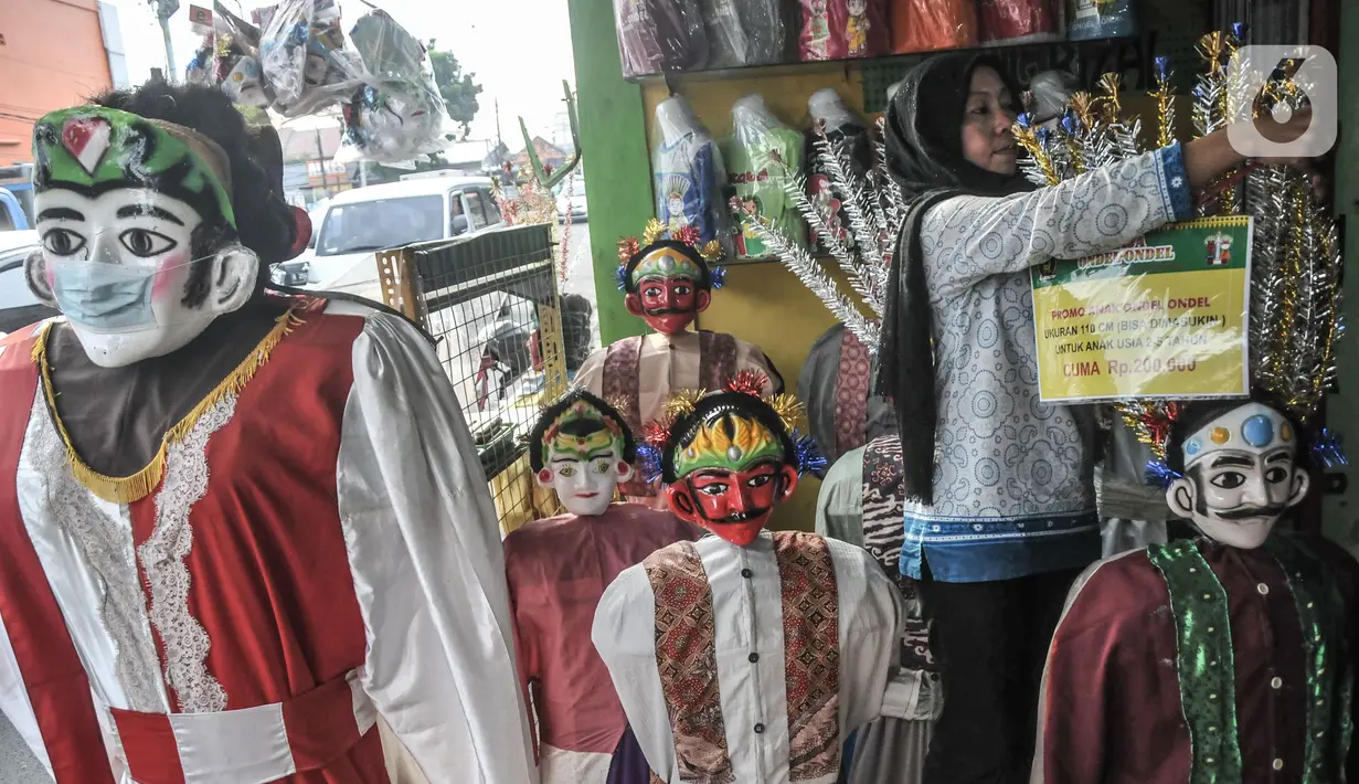 Pengrajin merapikan miniatur ondel-ondel yang siap dijual di industri rumahan kesenian Betawi Raja Ondel-Ondel, Pasar Minggu, Jakarta, Senin (13/12/2021). Data Kemenkop UKM mencatat realisasi penyaluran KUR kepada UMKM hingga November 2021 sebesar Rp 262,95 triliun. (merdeka.com/Iqbal S. Nugroho)