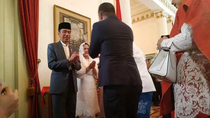 Presiden Jokowi menyalami tamu dalam open house Lebaran di Istana Kepresidenan Jakarta, Rabu (5/6/2019)