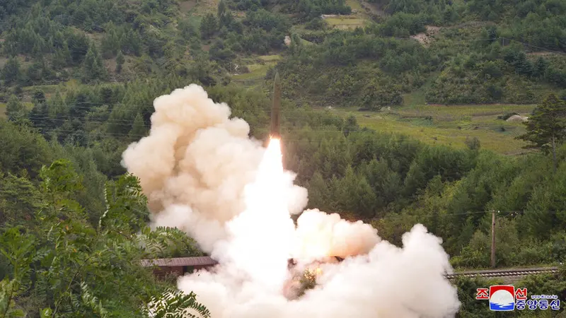 FOTO: Korea Utara Berhasil Luncurkan Rudal Balistik dari Kereta Api