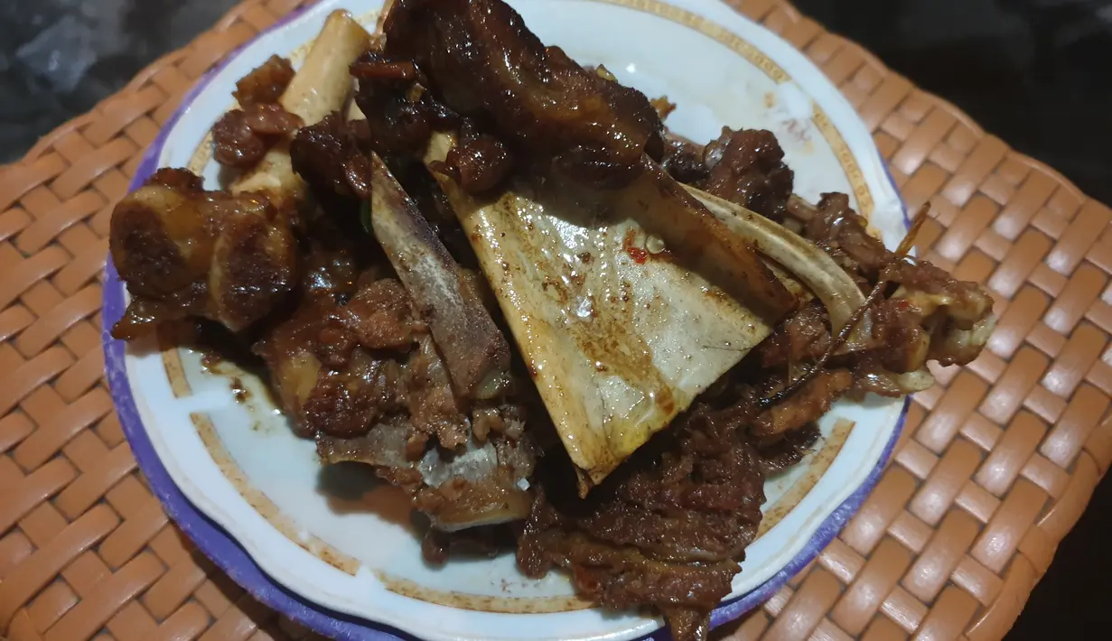 Nikmatnya olahan tongseng kering kambing. (Irham Ghani Rizki/Shutterstock.com)