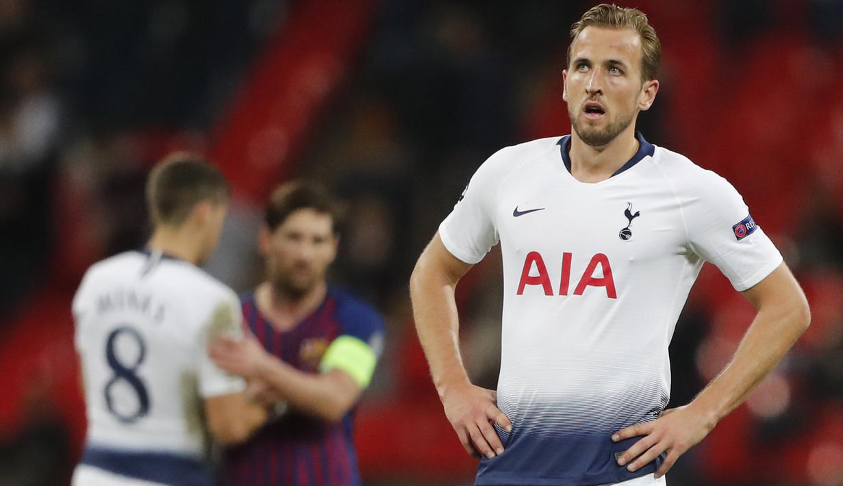 Striker Tottenham Hotspur, Harry Kane, tampak kecewa usai ditaklukkan Barcelona pada laga Liga Champions di Stadion Wembley, Rabu (3/10/2018).  Barcelona menang 4-2 atas Tottenham Hotspur. (AP/Frank Augstein)