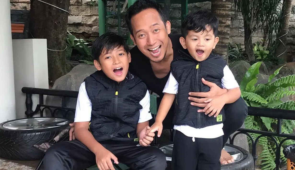 Denny Cagur awalnya memiliki seorang anak laki-laki tahun 2006, kemudian dirinya memutuskan untuk mengadopsi anak laki-laki pada tahun 2016. Anak adopsi Denny bernama Fadlikal Muhammad Arsha. (Liputan6.com/IG/@dennycagur)