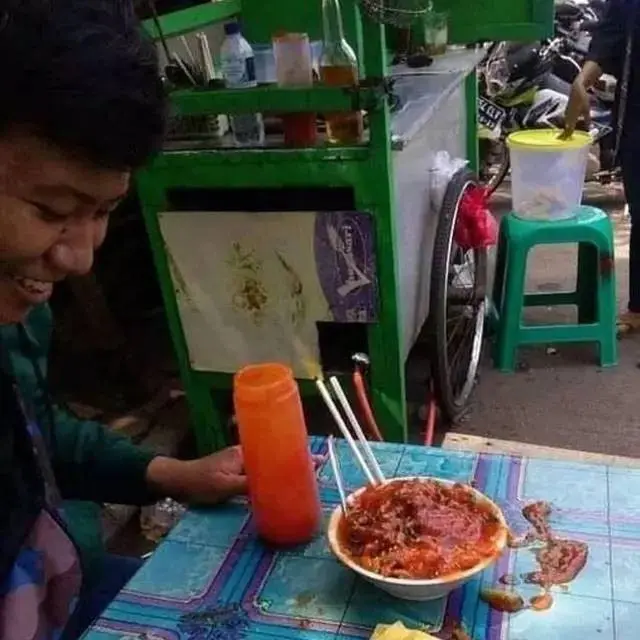 10 Potret Orang Apes Pakai Saus dan Sambal Ini Bikin Kasihan