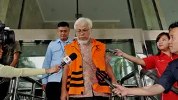 Suroso Atmo Martoyo saat ditanya wartawan usai menjalani pemeriksaan di Gedung KPK, Jakarta, Selasa (26/05/2015). Suroso terlibat kasus suap dalam pembelian tetra ethyl lead (TEL) dari perusahaan asal Inggris, Innospec. (Liputan6.com/Andrian M Tunay)