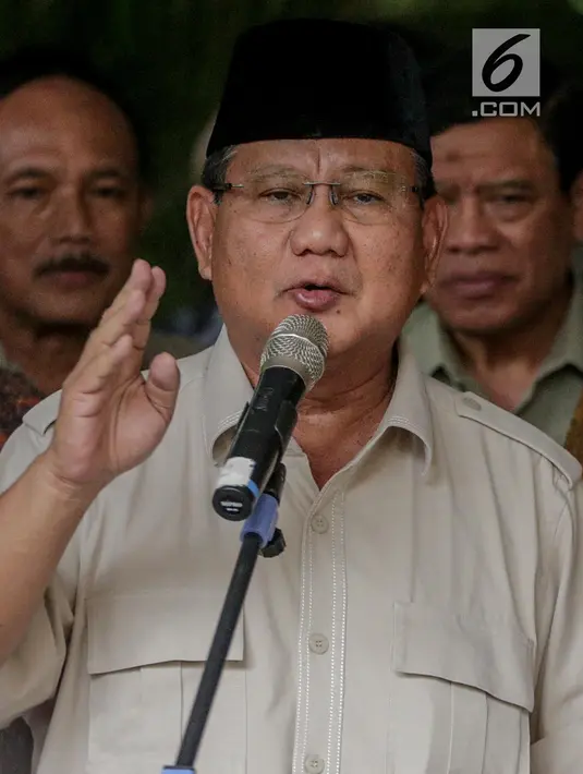 Capres 02 Prabowo Subianto memberi keterangan saat konferensi pers sikapi penetapan hasil pemilu di kediamannya, Kertanegara, Jakarta, Selasa (21/5). Dalam konferensi pers nya, pasangan capres dan cawapres 02 menolak hasil rekapitulasi dari KPU  dan akan menggugat ke MK. (Liputan6.com/Faizal Fanani)