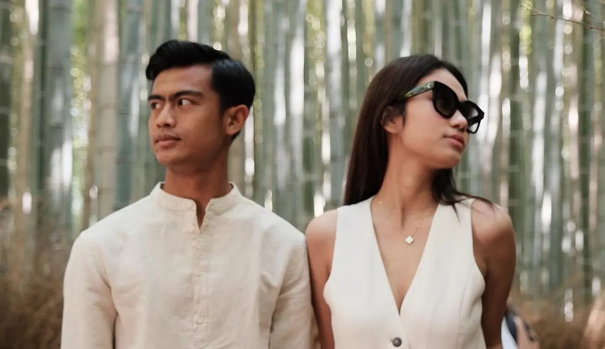 Gaya serasi Pratama Arhan dan sang istri mengenakan atasan lengan panjang bernuansa nude dengan kerah koko. Mana gaya simpel Pratama Arhan yang jadi favoritmu, Sahabat FIMELA? [Foto: Instagram/pratamaarhan8]